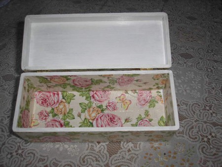 CAJA ALARGADA FORRADA CON SERVILLETA ALEMANA